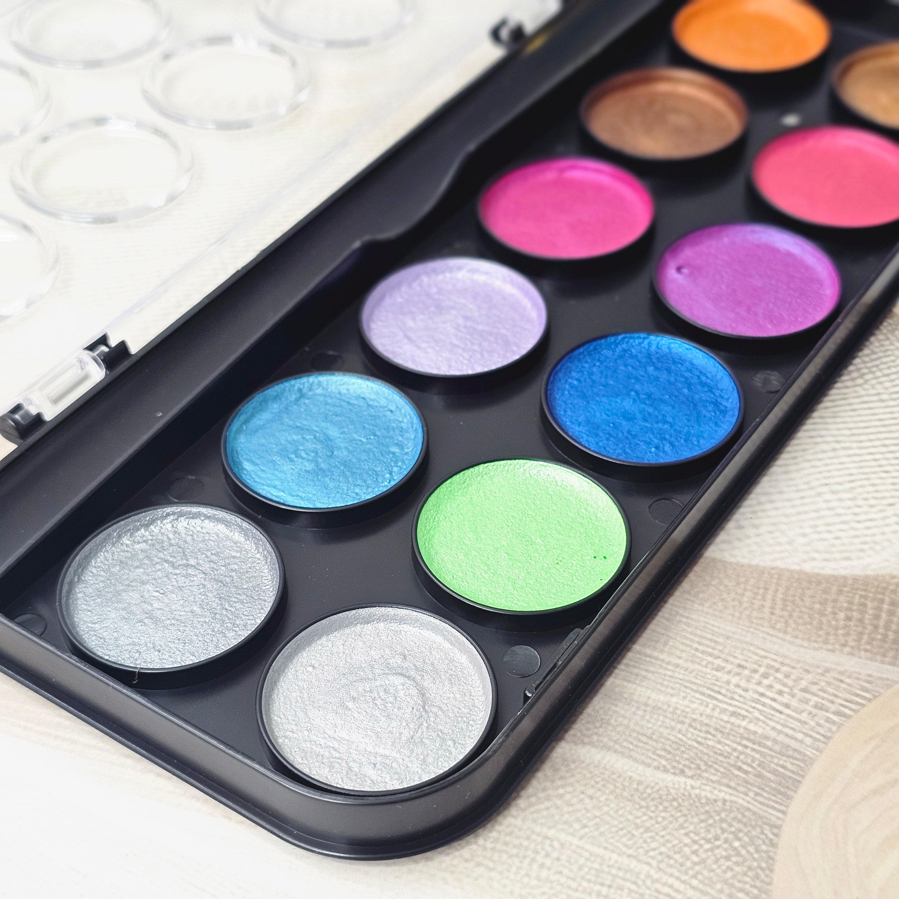 Open View of Yalong 12 Color Metallic Watercolor Paint Set with Shimmering Colors - www.usmile.toys